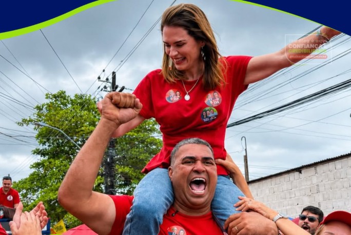 Marília Arraes é carregada por Marcos mão amiga no visitão de Batista Cabral